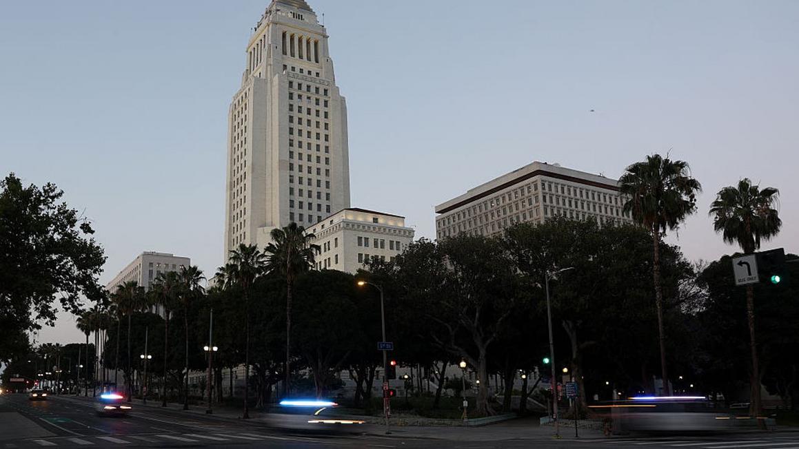 Los Angeles ban bố tình trạng khẩn cấp tài chính, hàng trăm nhân viên có nguy cơ bị sa thải