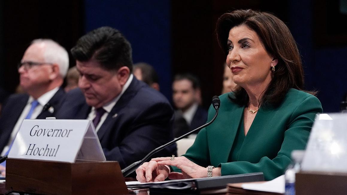 Thống Đốc Hochul Không Nhớ Chi Tiết Các Vụ Án Hình Sự Nghiêm Trọng Liên Quan Đến Di Dân Bất Hợp Pháp, Bao Gồm Vụ Thiêu Sống Người Phụ Nữ Trên Tàu Điện Ngầm