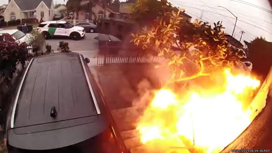 Video cho thấy Đặc vụ Liên bang dùng chất nổ phá cửa nhà ở Huntington Park