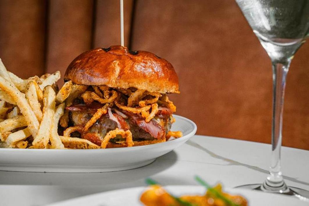 5 Gợi Ý Ăn Uống Tuyệt Vời Nhất Cuối Tuần Ở Houston: Martini 25 Cent, Burger Siêu To Khổng Lồ và Năng Lượng từ Beyoncé