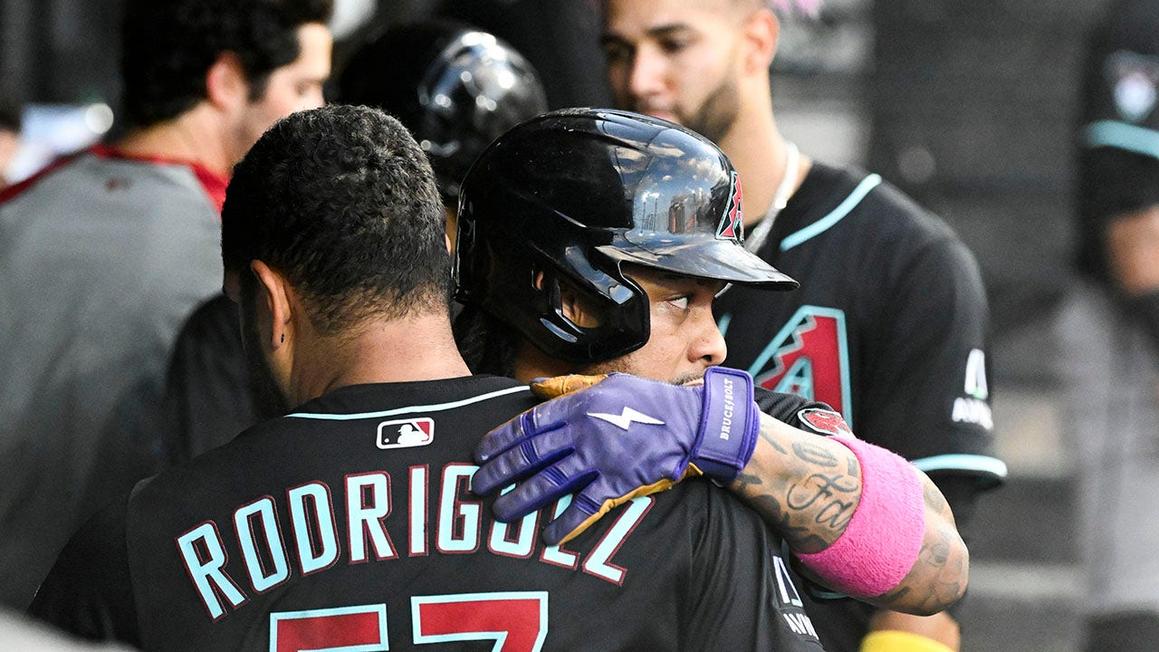Ngôi sao Arizona Diamondbacks, Ketel Marte, bật khóc trên sân sau những lời lẽ tàn nhẫn của người hâm mộ về mẹ quá cố