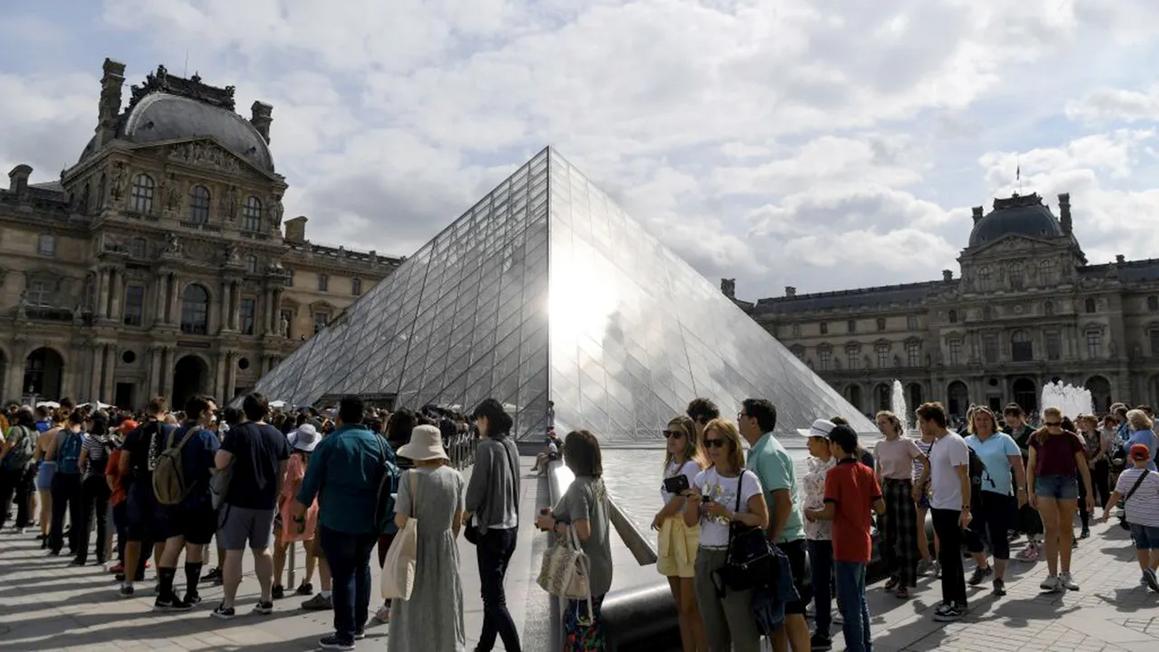 Bảo tàng Louvre ở Paris đóng cửa đột ngột vì quá tải du khách và nhân viên đình công