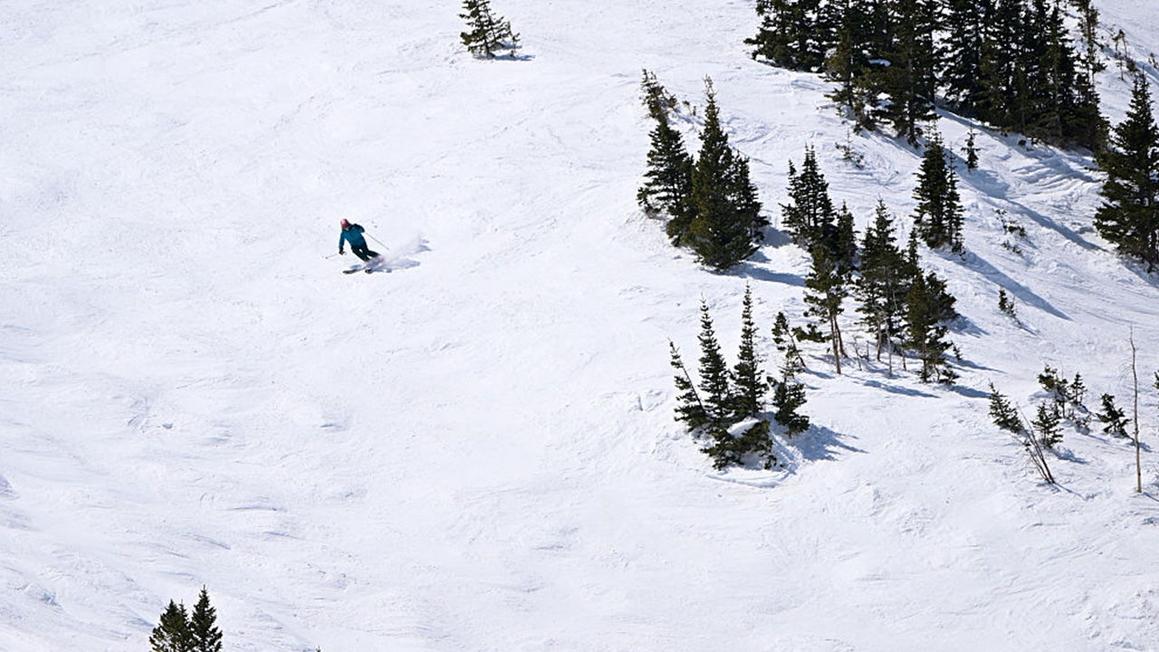 Trượt tuyết gặp nạn, một người đàn ông rơi 1.000 feet xuống núi ở Colorado