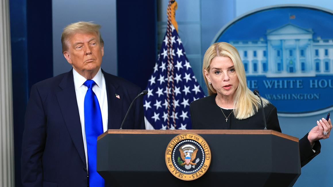 Năm tòa án cấp quận tự do đã trói tay Tổng Thống Trump trước khi Tối Cao Pháp Viện cắt bớt quyền lực của họ