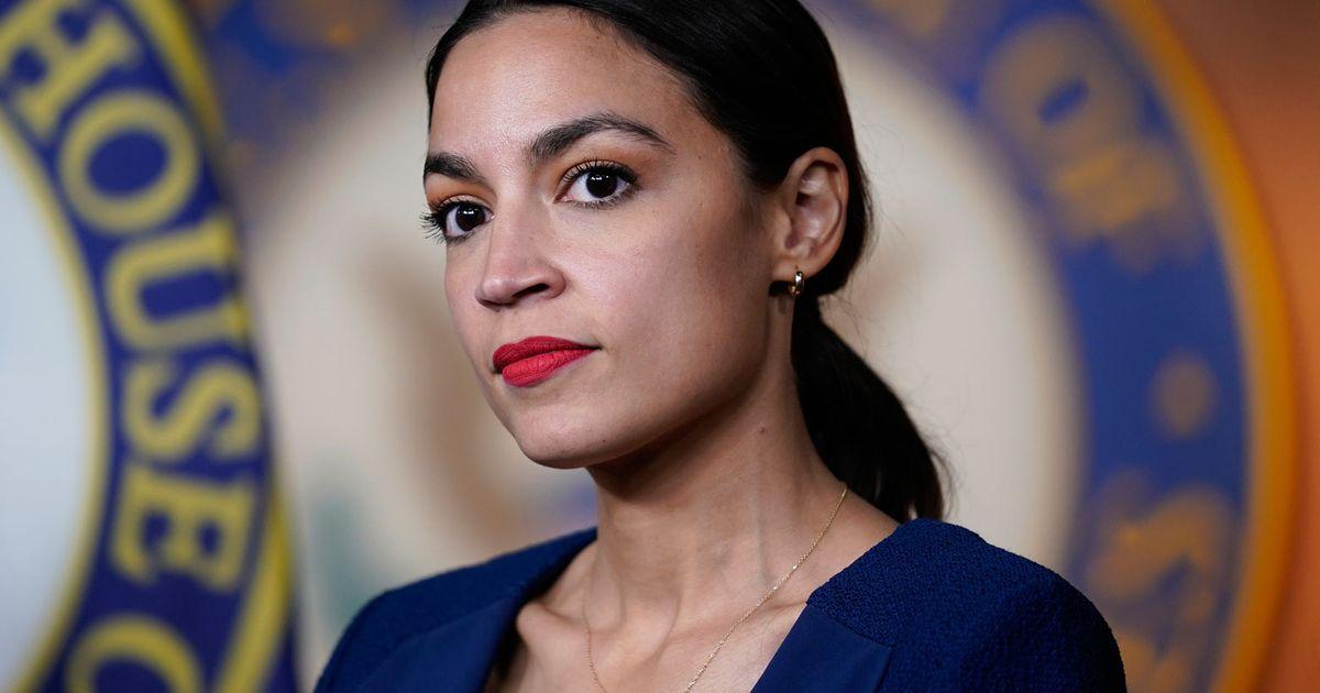 Dân Biểu AOC Đáp Trả Tổng Thống Trump Sau Khi Ông Gọi Cô Là ‘Đồ Ngốc’: ‘Chúng Tôi Xơi Trai Khu Queens Cho Bữa Sáng’