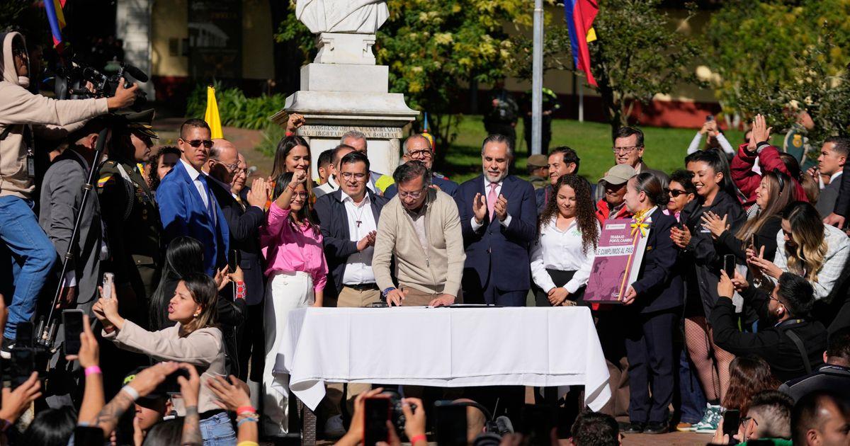 Tổng thống Colombia ký thông qua Đạo luật Cải cách Lao động sau hai lần thất bại