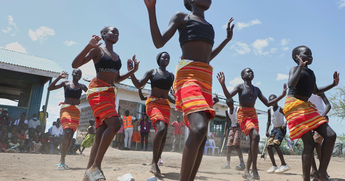 Sự kết hợp giữa văn hóa và hiện đại khi trẻ em nhảy múa trong trại tị nạn ở Kenya