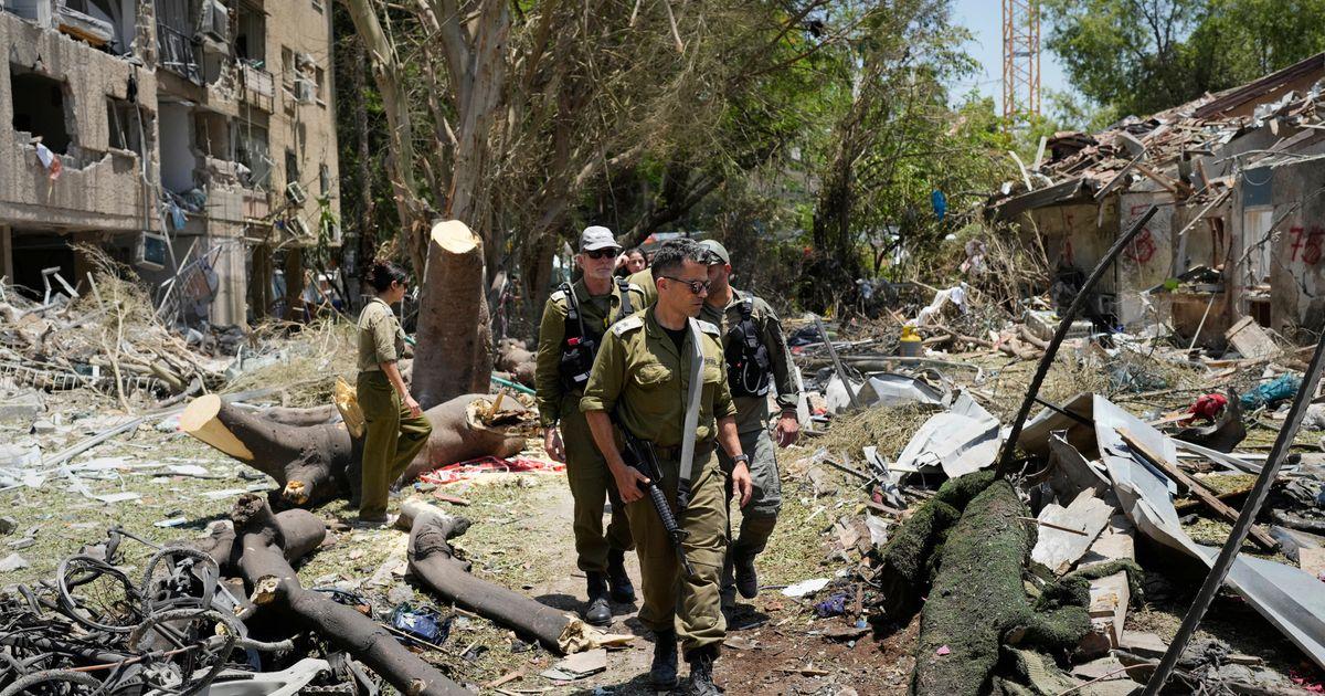 Hỏa tiễn Iran tấn công Tel Aviv sau đòn đáp trả của Mỹ, gây thiệt hại nặng nhưng ít thương vong