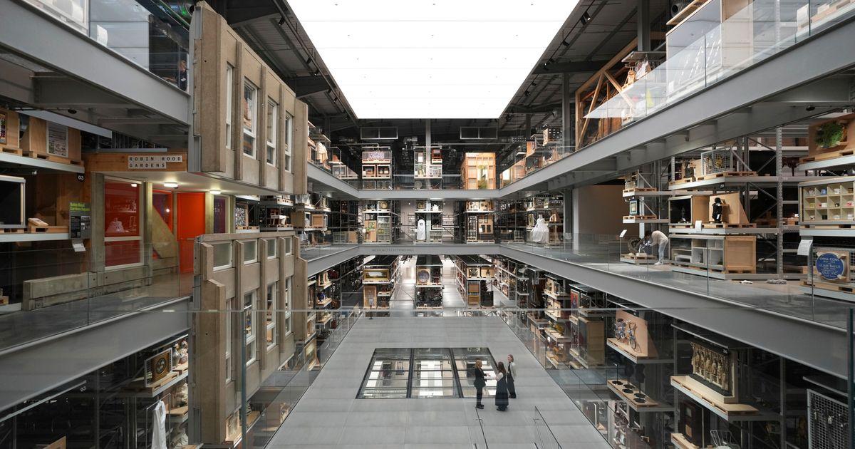Bảo tàng V&A ở London Mở Cửa Kho Lưu Trữ, Khách Có Thể Chạm Tay Vào Hiện Vật 5,000 Năm Lịch Sử