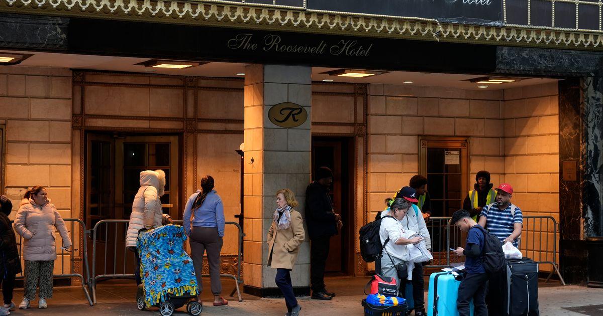 New York đóng cửa trung tâm tiếp nhận di dân tại khách sạn hạng sang Roosevelt