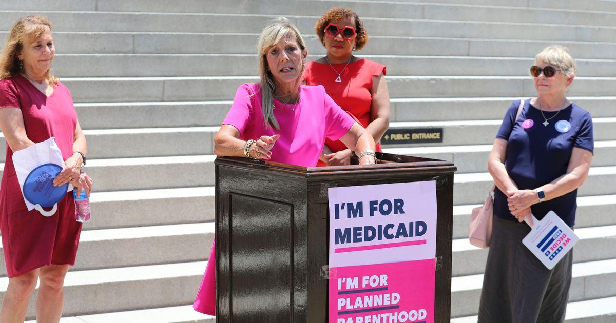 Những điều cần biết về việc các tiểu bang chặn tài trợ Medicaid cho Planned Parenthood