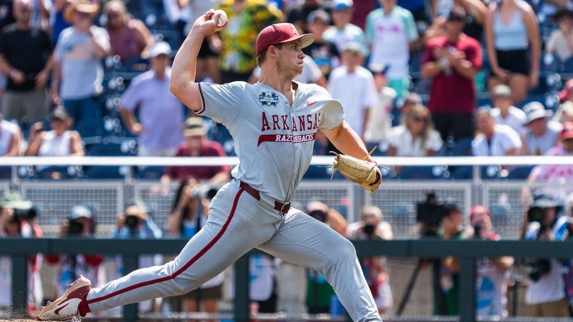 Ngôi sao bóng chày Arkansas tạo nên cú ném lịch sử tại College World Series