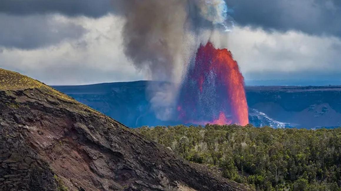 Người Đàn Ông Rơi Xuống Vực 30 Feet Khi Cố Nhìn Gần Hơn Núi Lửa Kilauea Phun Trào Ở Hawaii
