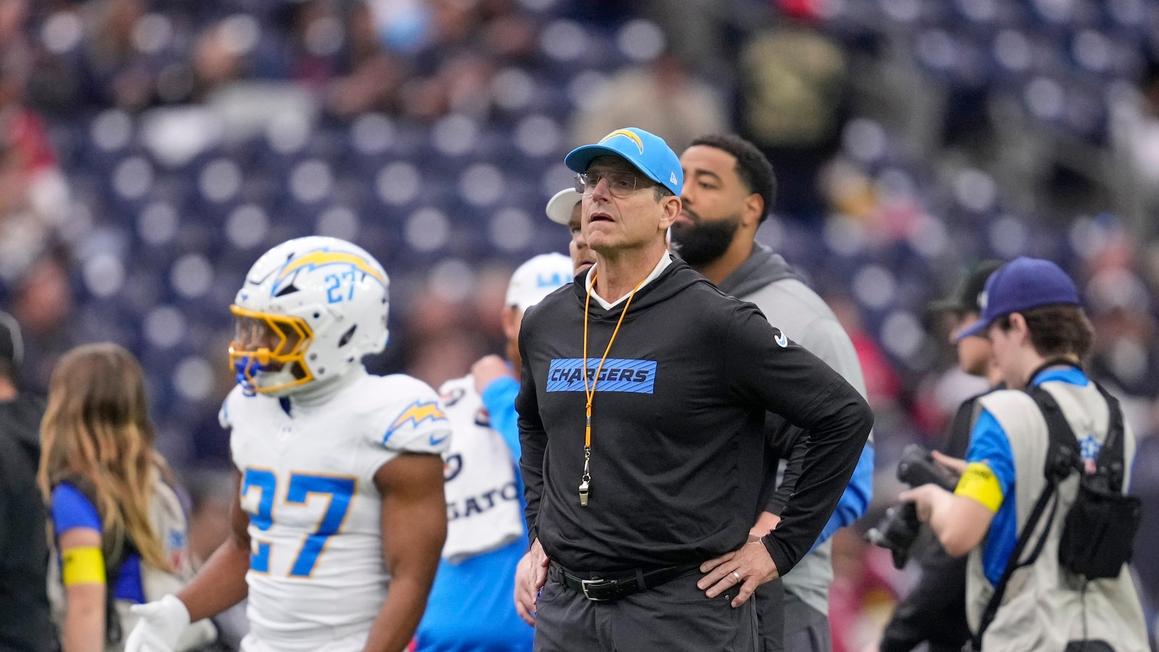 Huấn luyện viên NFL Jim Harbaugh bị thêm vào vụ kiện cáo buộc tấn công mạng đối với cựu trợ lý