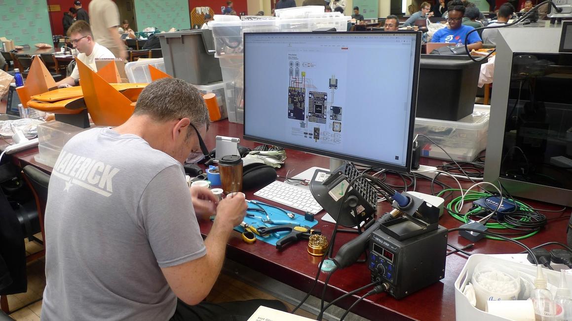 Các đội thi hackathon chạy đua giải quyết thách thức công nghệ quốc phòng khi châu Âu tăng cường khả năng quân sự