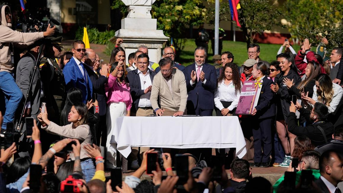 Tổng thống Colombia ký ban hành luật cải cách lao động sau 2 lần thất bại