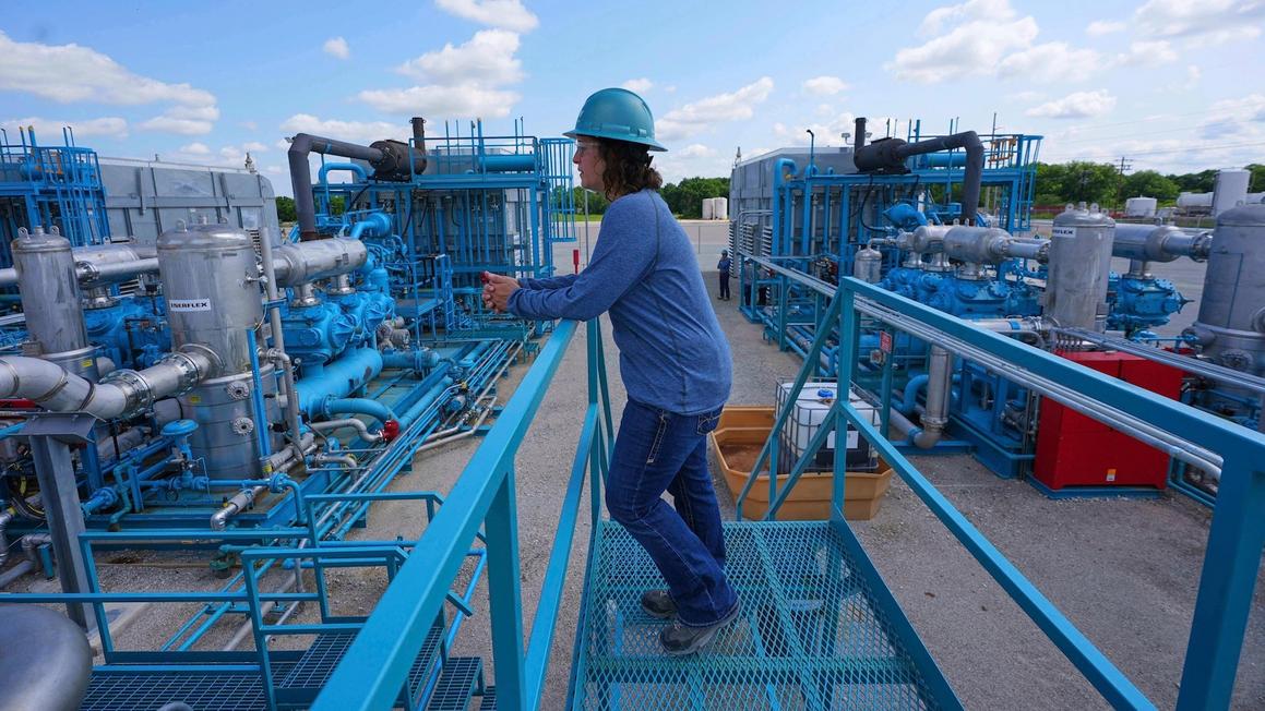 Công Nghệ Thu Hồi Carbon Hoạt Động Ra Sao và Cuộc Tranh Luận Về Việc Đây Có Phải Là Giải Pháp Khí Hậu Cho Tương Lai Hay Không