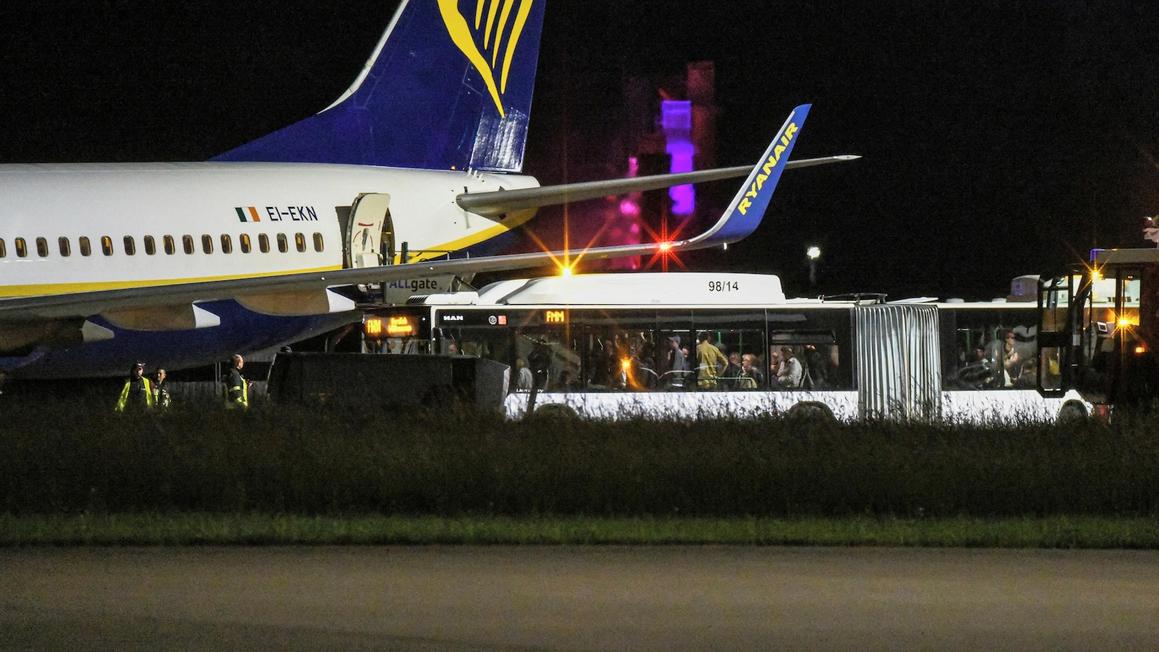 Máy bay Ryanair hạ cánh khẩn cấp ở Đức, 9 người bị thương do thời tiết xấu