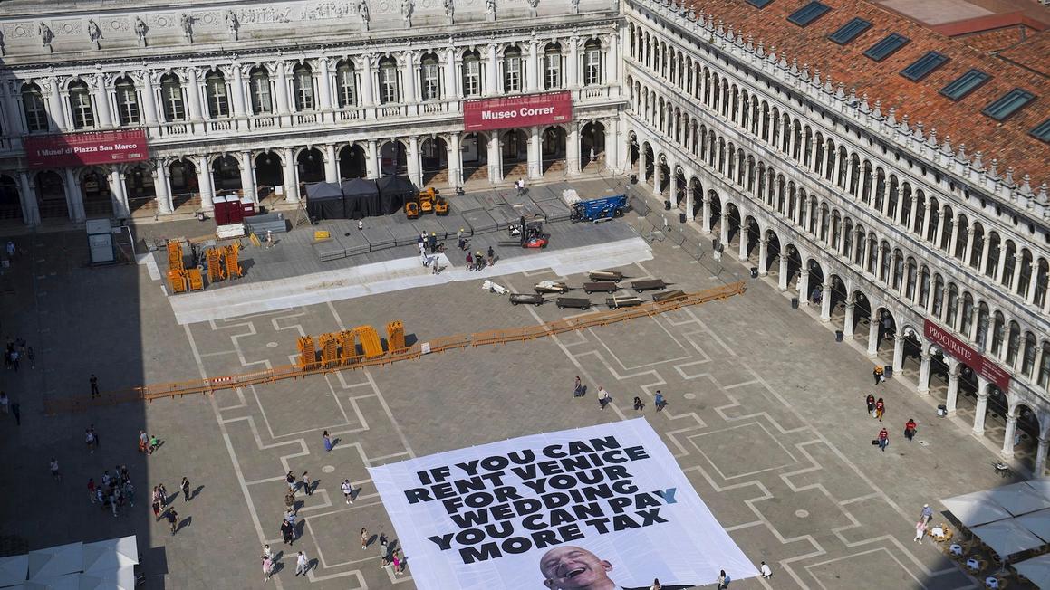 Greenpeace cùng người dân Venice biểu tình phản đối đám cưới xa hoa của Jeff Bezos