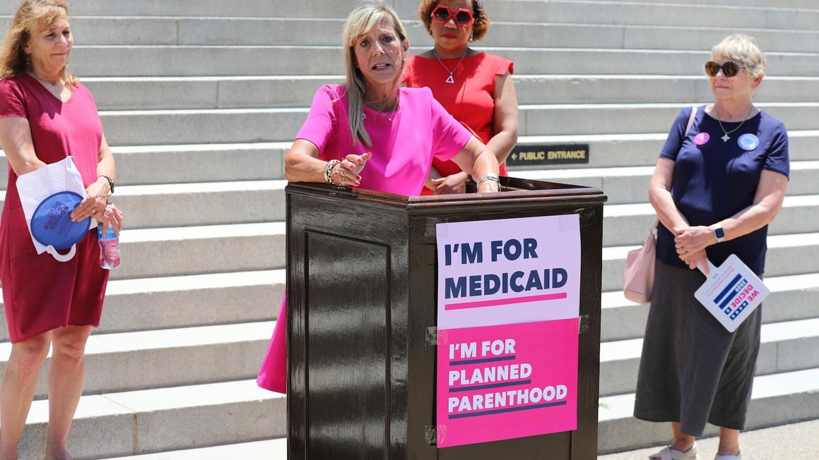 Tối Cao Pháp Viện cho phép các tiểu bang chặn tài trợ Medicaid cho Planned Parenthood