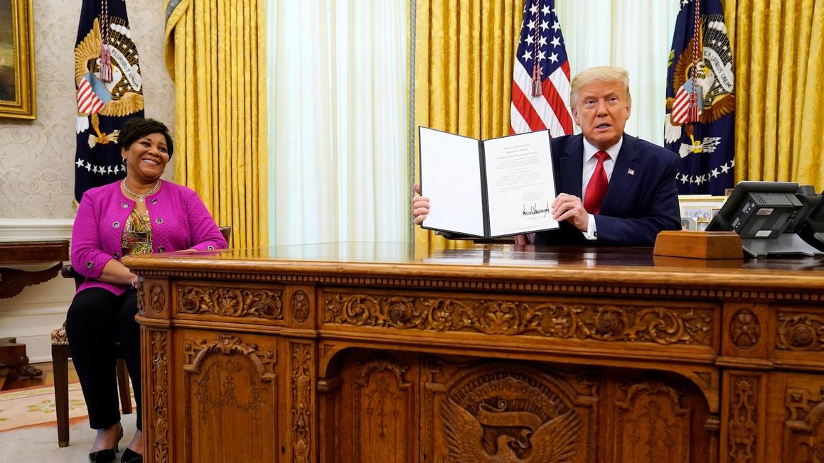 Đơn xin ân xá được soạn thảo cẩn thận hướng đến một người: Tổng Thống Donald Trump