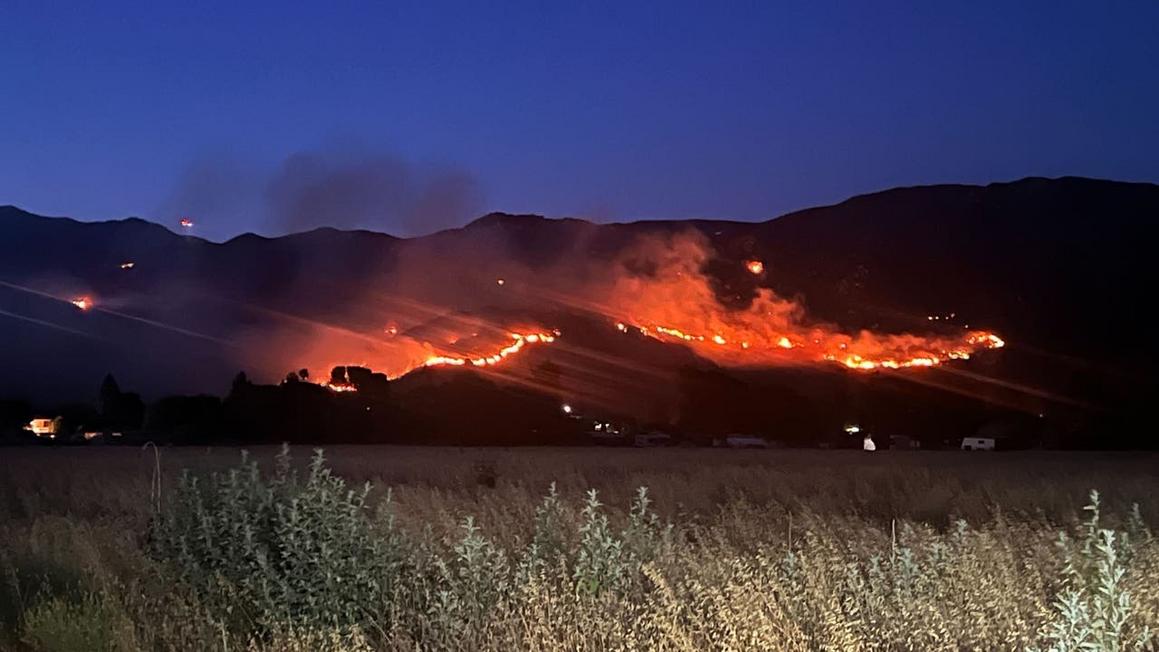Lính cứu hỏa chiến đấu với nhiều đám cháy rừng ở Inland Empire