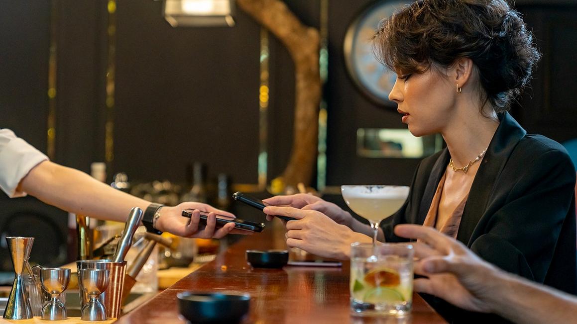 Thói quen thanh toán ‘khó chịu’ của Gen Z tại các quán bar