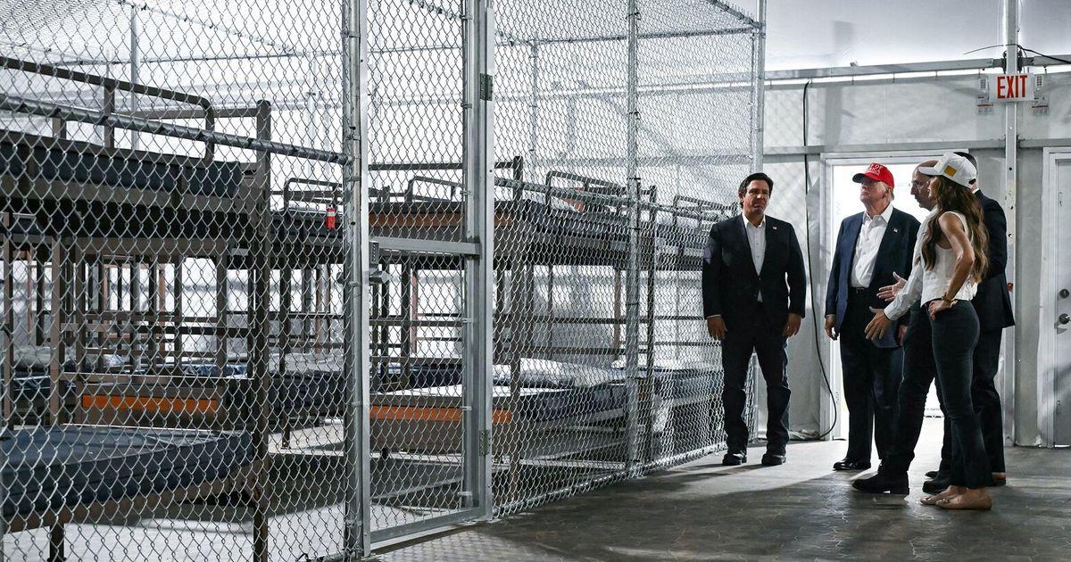 Bắt đầu giam giữ di dân tại trung tâm Florida “Alligator Alcatraz”