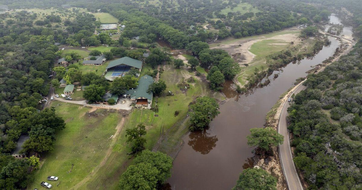 TT Trump tránh đổ lỗi vụ lụt Texas, đảng Dân chủ đặt câu hỏi về cắt giảm