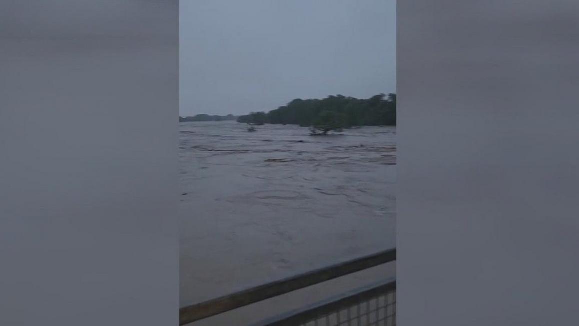 Lính cứu hỏa Houston hỗ trợ nạn nhân lũ lụt Texas