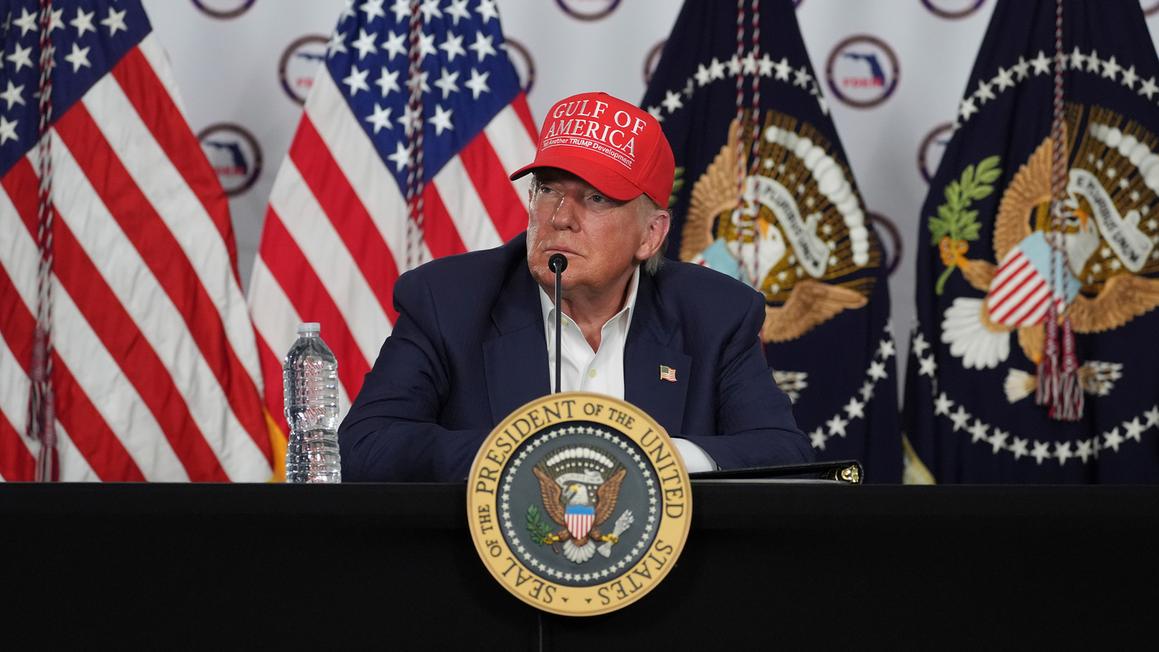 Tổng Thống Trump nói người di cư phải biết ‘chạy trốn cá sấu’ nếu muốn trốn khỏi trại giam Florida