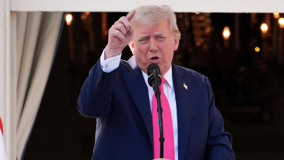 TT Trump ký ban hành luật cắt giảm thuế và chi tiêu