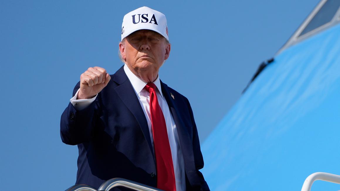17066308 071125 cc ap trump fist img