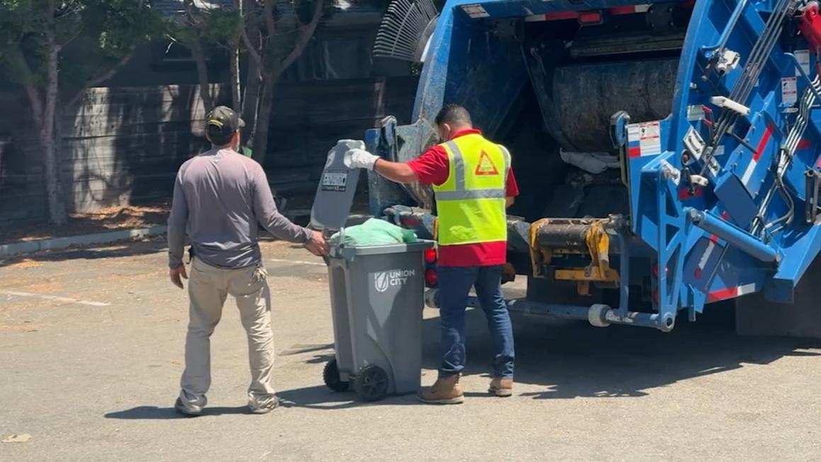17075936 071125 kgo trash pickup img