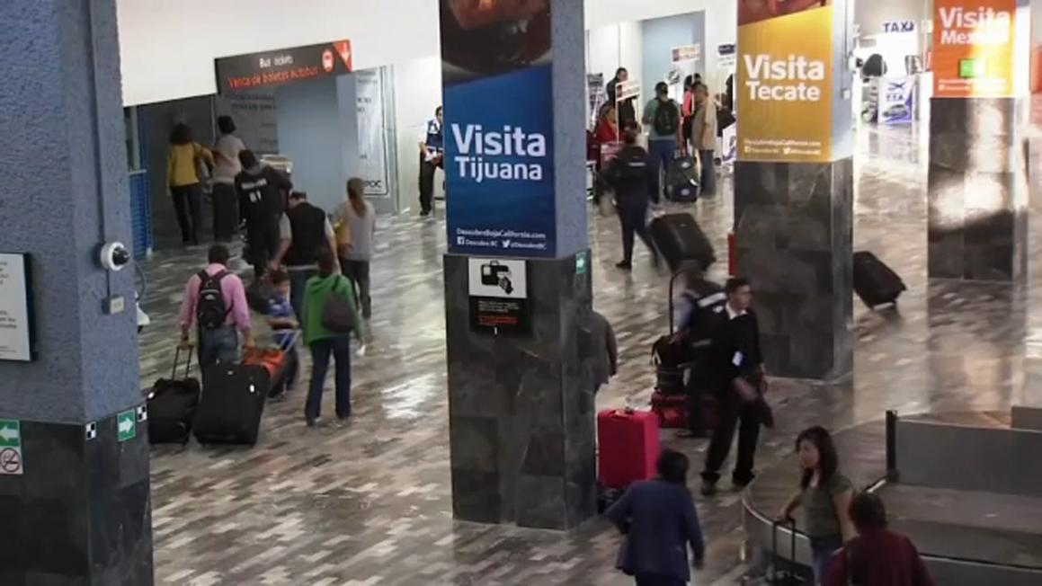 17210880 mexico airport crowd clean TN img