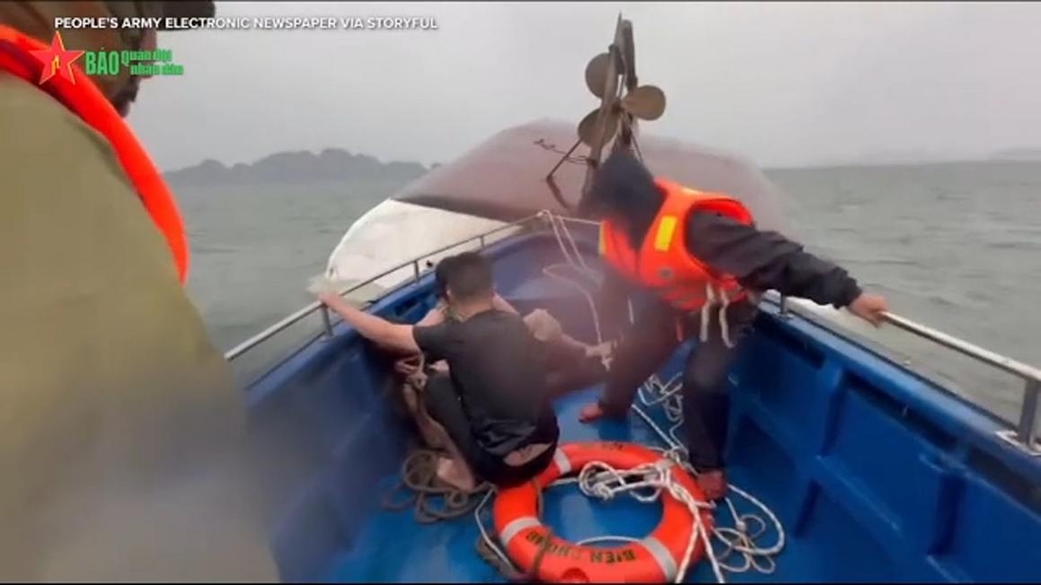 17214500 vietnam boat capsizes clean TN img