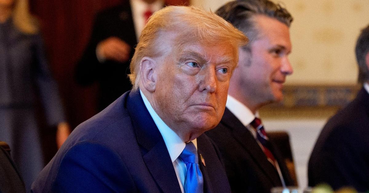 TT Trump gia hạn hạn chót thuế, đe dọa tăng