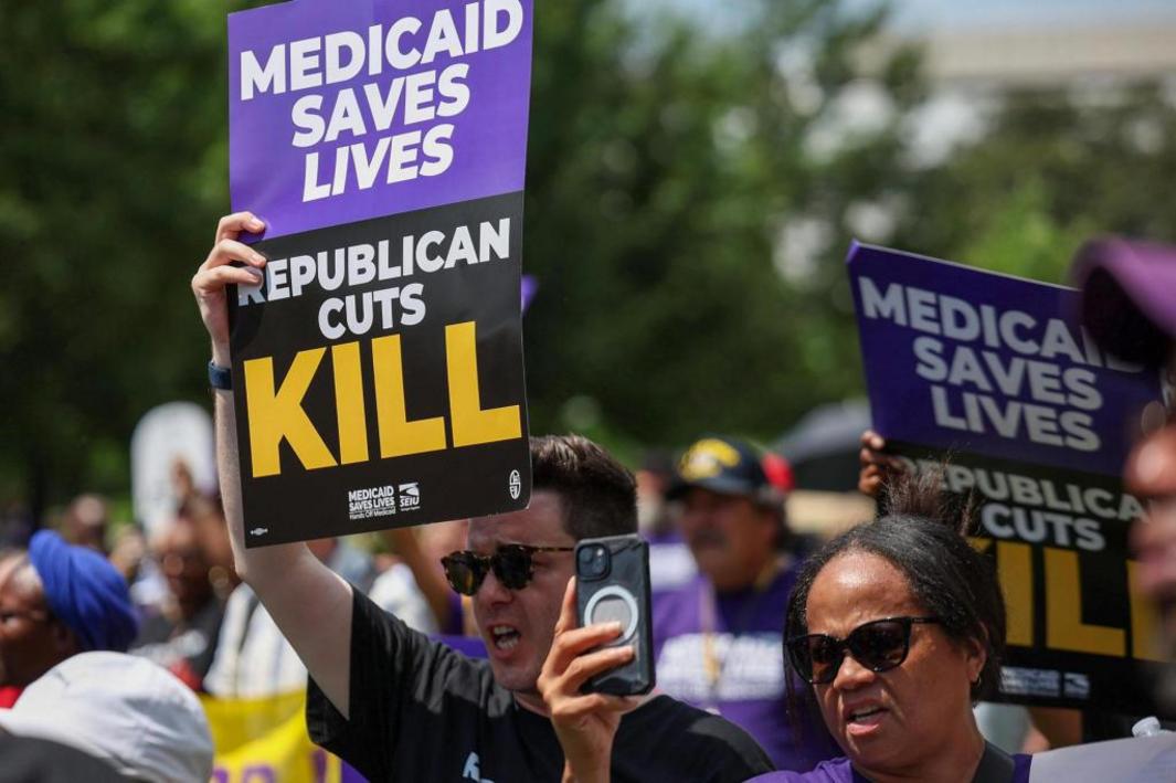 202507220400MCT PHOTO US NEWS MEDICAID WORK STATUS GET 1