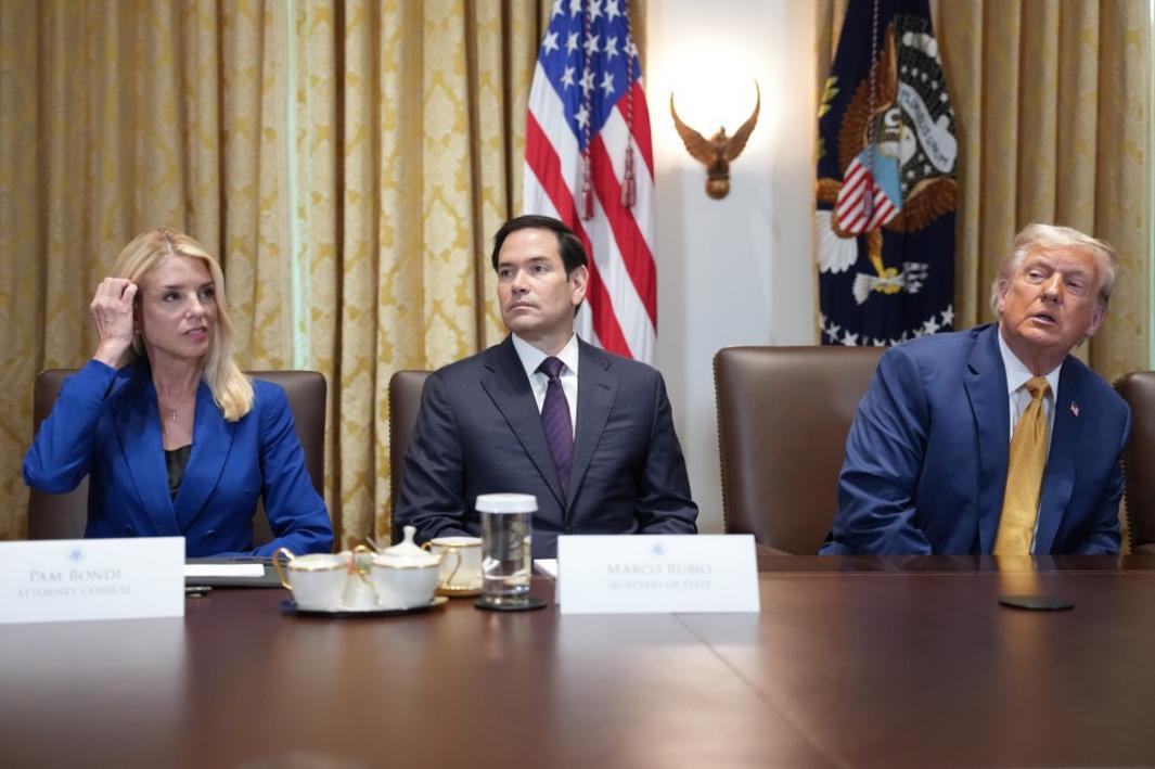 Trump bảo vệ Bộ trưởng Tư pháp Bondi giữa làn sóng phản đối từ cánh hữu