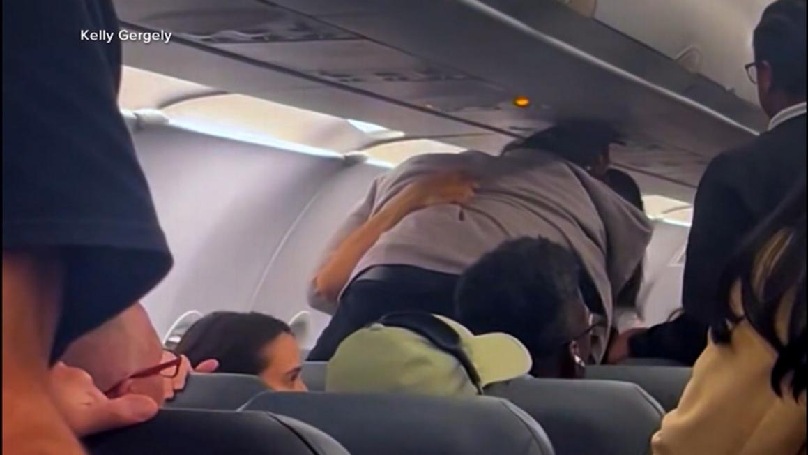 Đánh nhau trên máy bay Frontier Airlines