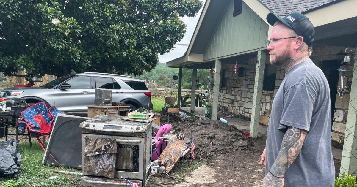 Bão lớn ở Texas: Dân thoát thân bằng cửa sổ