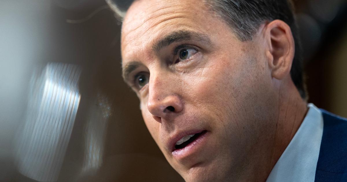 250728 josh hawley cover 1 lr 9a276e