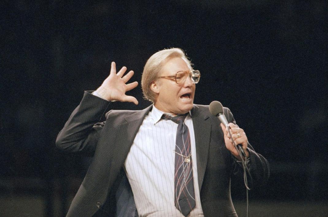 Lãnh đạo Tôn giáo Jimmy Swaggart, người từng bị hủy hoại vì bê bối mại dâm, qua đời ở tuổi 90