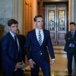 Tổng thống Trump gọi Thượng nghị sĩ Hawley là ‘hạng hai’ sau khi dự luật cấm giao dịch cổ phiếu của chính phủ được thông qua