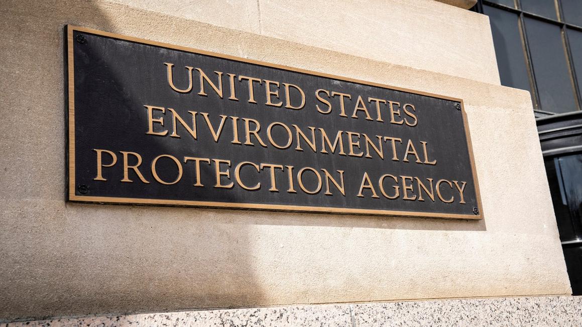 EPA cách chức hàng loạt nhân viên