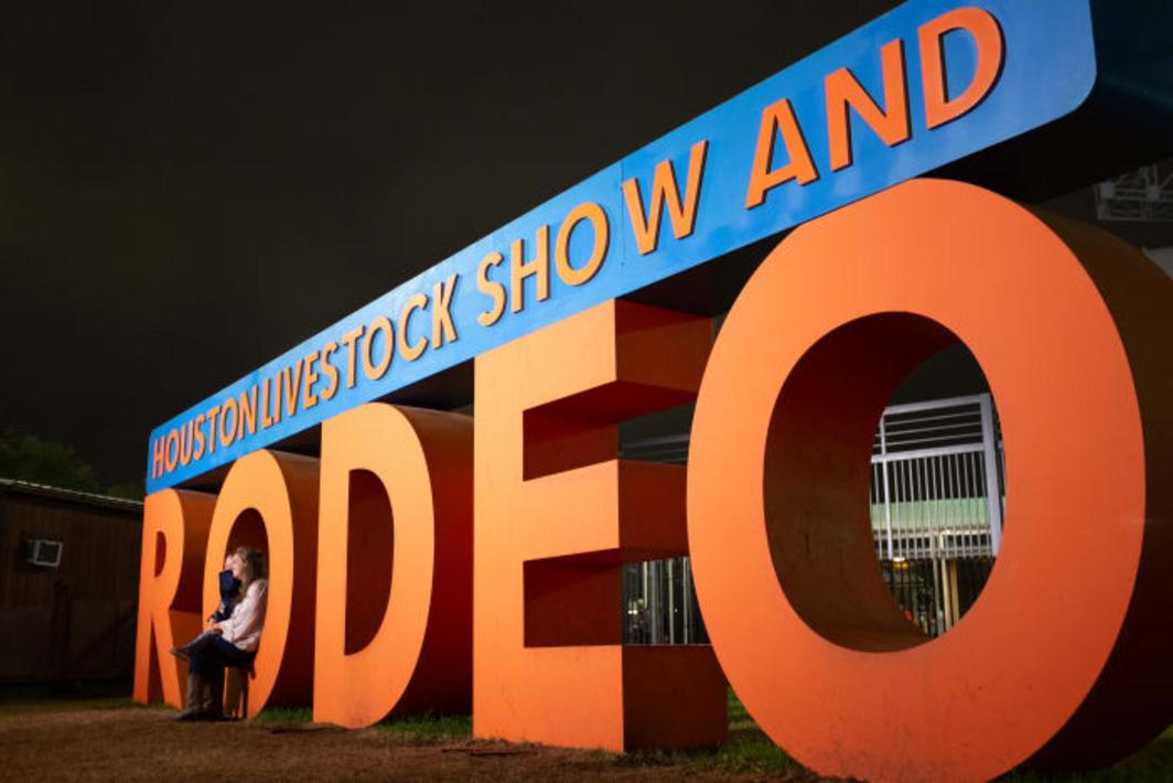 Rodeo Houston cam kết 0.000 hỗ trợ nạn nhân lũ lụt