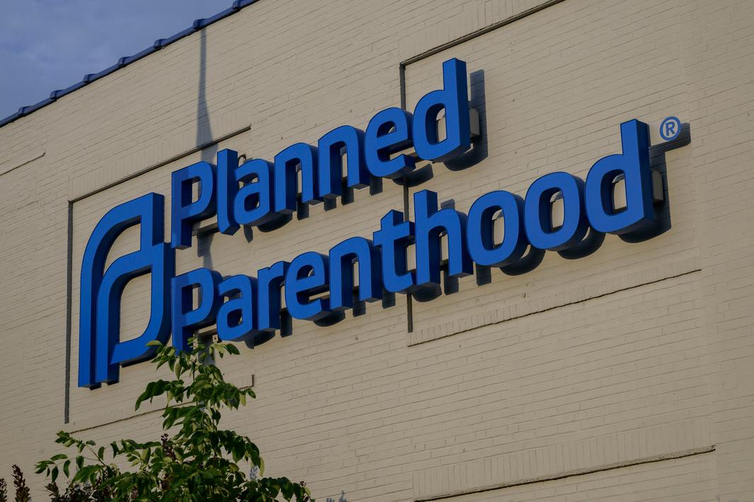 Quan tòa chặn chính phủ TT Trump ngưng tài trợ Planned Parenthood