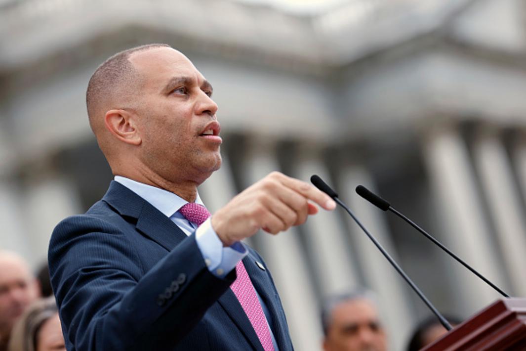 Hakeem Jeffries trì hoãn bỏ phiếu dự luật Trump bằng diễn văn kỷ lục