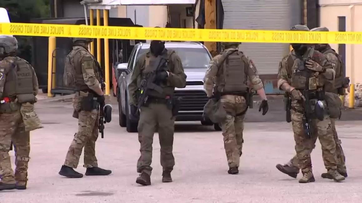 ICE agents grocery store