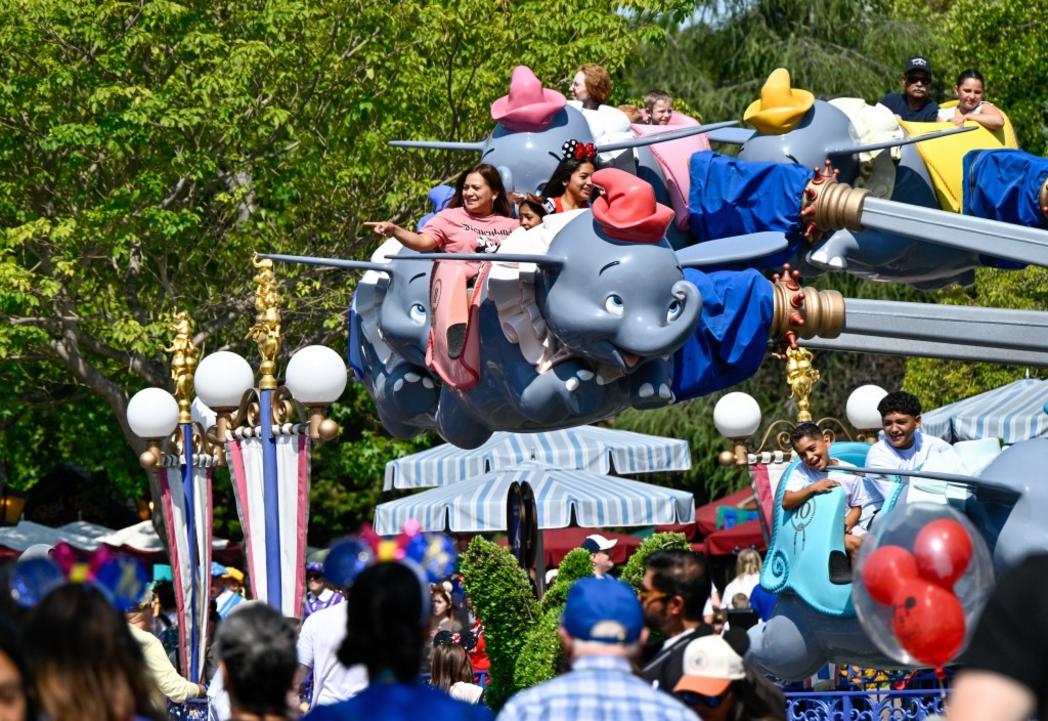 OCR L DISNEYLAND 70TH 0718 JG 17
